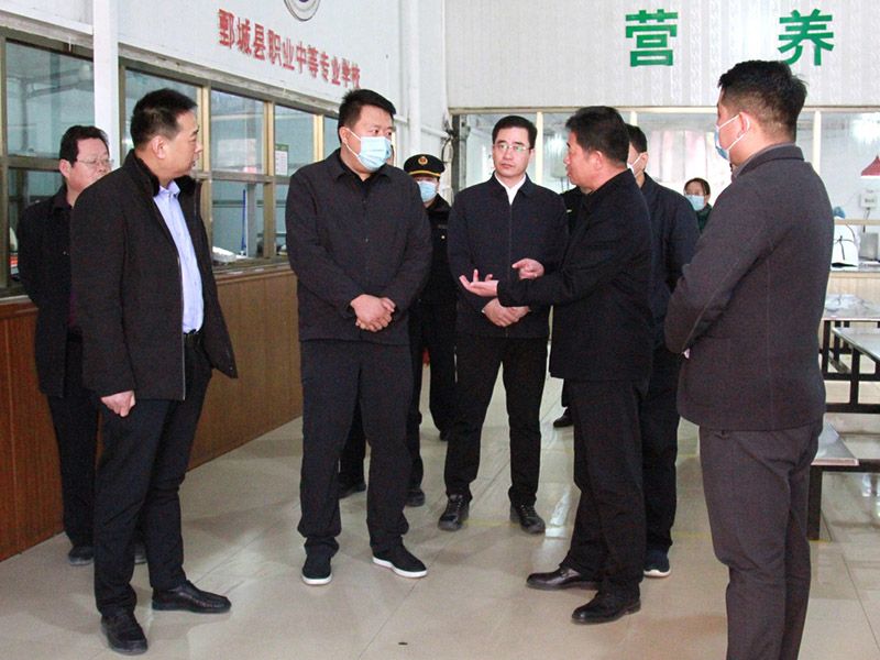 县长邓兆朋到安博官方网站开展食品安全实地调研活动